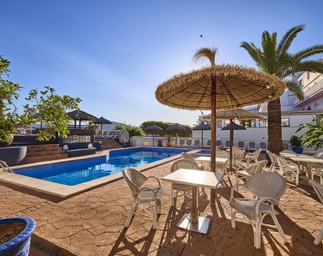 Snack & Pool Bar